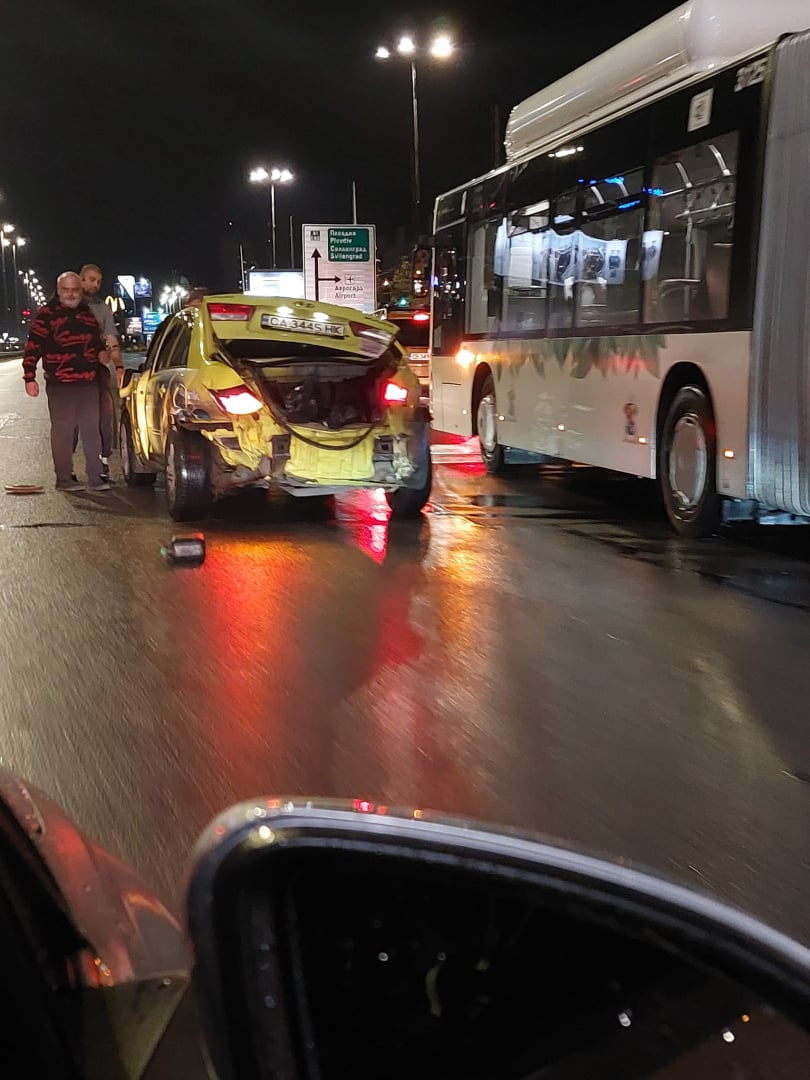 Първо в БЛИЦ! Ново меле с автобус от градския транспорт на бул. "Цариградско шосе" в София СНИМКИ
