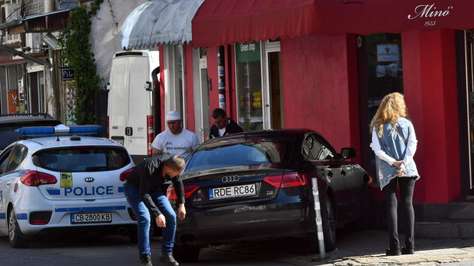 Баровско Ауди нахлу в магазин в центъра на София с бясна скорост СНИМКИ
