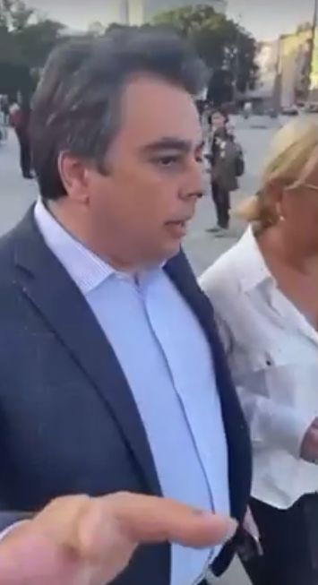 Бомба в БЛИЦ! Асен Василев истеряса и налетя на журналист пред НДК ВИДЕО