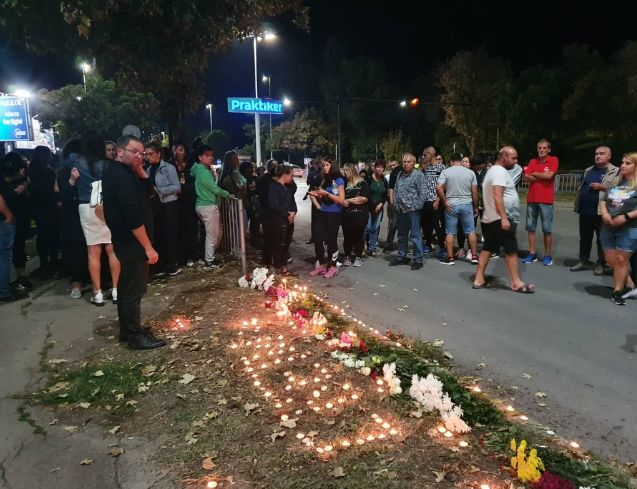 На лобното място на 22-г. шуменка, убита от 18-г. Жечко, почерня от народ СНИМКИ 