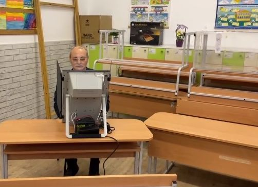Ахмед Доган пак изпревари всички и гласува в ранни зори ВИДЕО