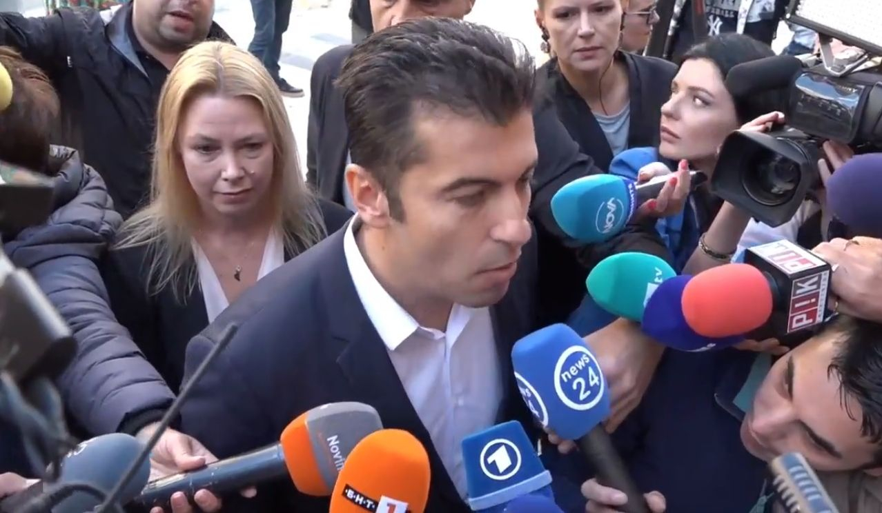 Грозно! Хората на Кирил Петков изблъскаха журналисти, той пък им заговори на английски ВИДЕО