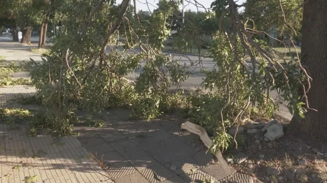 Ураганен вятър помете Сливен ВИДЕО