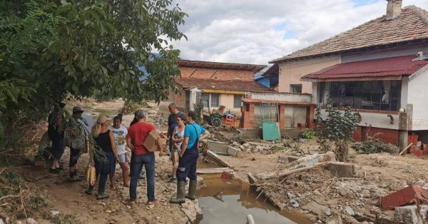 Политиците забравиха за Карловско след изборите, доброволци спасяват положението