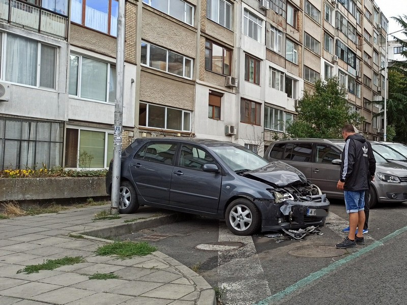 Ето какво мазало направи дрогирания Петко пред блок в Бургас СНИМКИ 