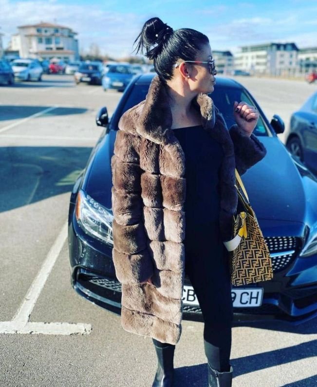 Скандални СНИМКИ 18+ на полицайката, пазила и кикотила се с убиеца с „Порше“-то