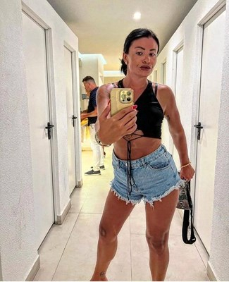 Скандални СНИМКИ 18+ на полицайката, пазила и кикотила се с убиеца с „Порше“-то