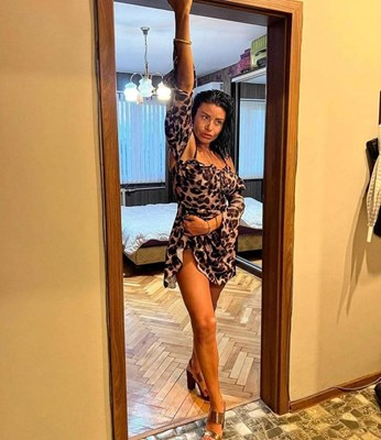 Скандални СНИМКИ 18+ на полицайката, пазила и кикотила се с убиеца с „Порше“-то