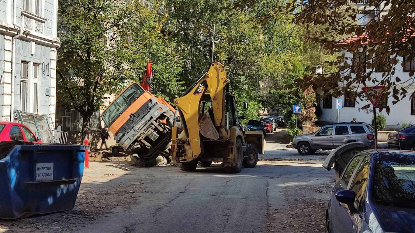 Камион пропадна в изкоп от водния проект в Русе ВИДЕО 
