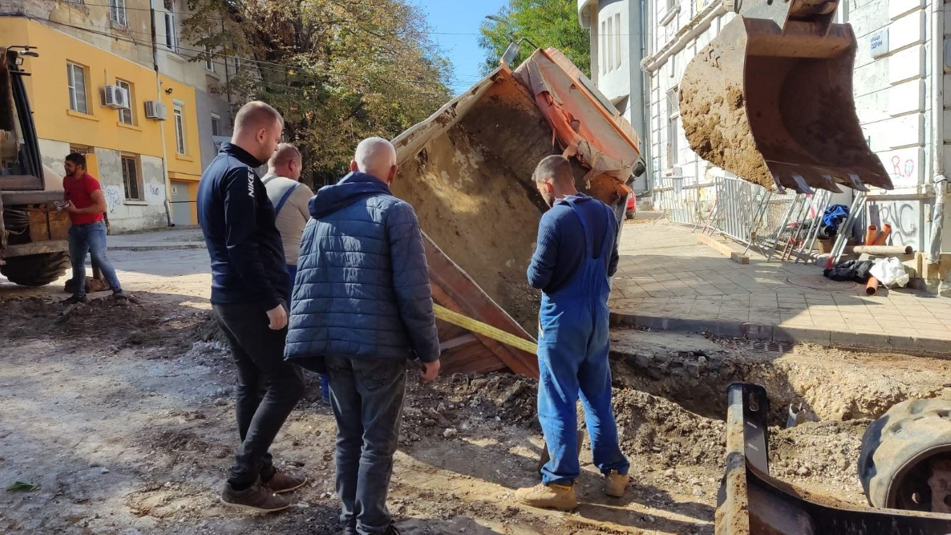 Камион пропадна в изкоп от водния проект в Русе ВИДЕО 