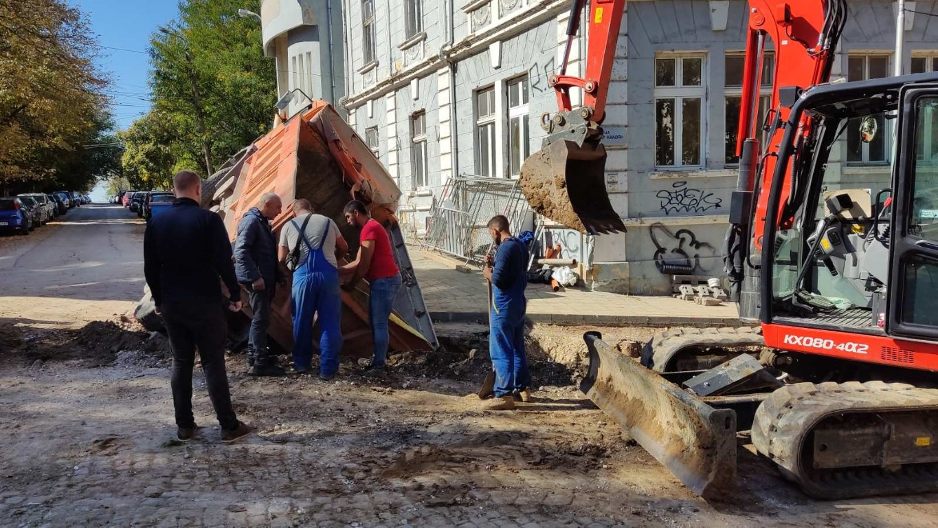 Камион пропадна в изкоп от водния проект в Русе ВИДЕО 