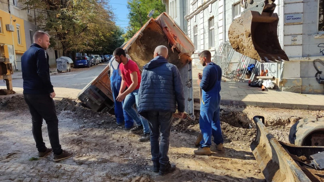 Камион пропадна в изкоп от водния проект в Русе ВИДЕО 