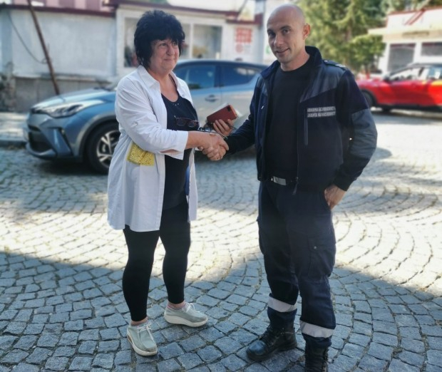 Шофьорка видя колата си сутринта и се шашардиса! Помощ дойде изневиделица СНИМКА