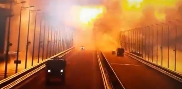 Разбра се кой е бил зад волана на червения камион, взривил се на Кримския мост СНИМКИ