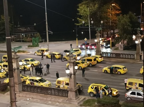 Среднощна блокада парализира София заради убийството на таксиметровия шофьор СНИМКИ
