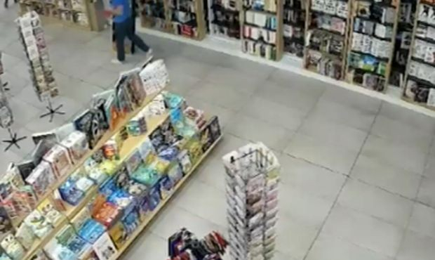 Група младежи влезе в столична книжарница и направиха нещо отвратително ВИДЕО