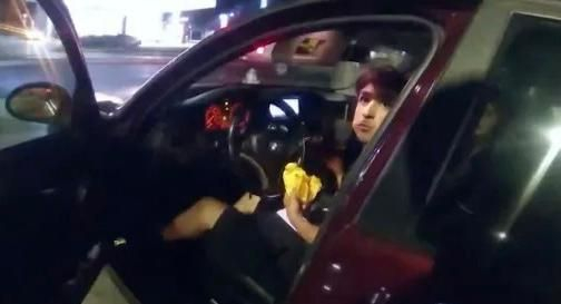 Полицай простреля тийнейджър докато се храни на паркинг ВИДЕО