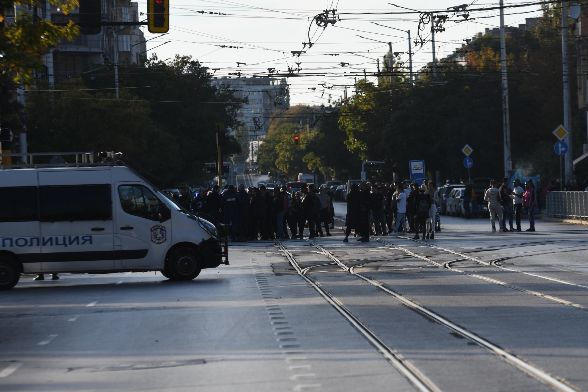 Роми блокираха възлово кръстовище след убийството на таксиметровия шофьор, почерня от полиция СНИМКИ