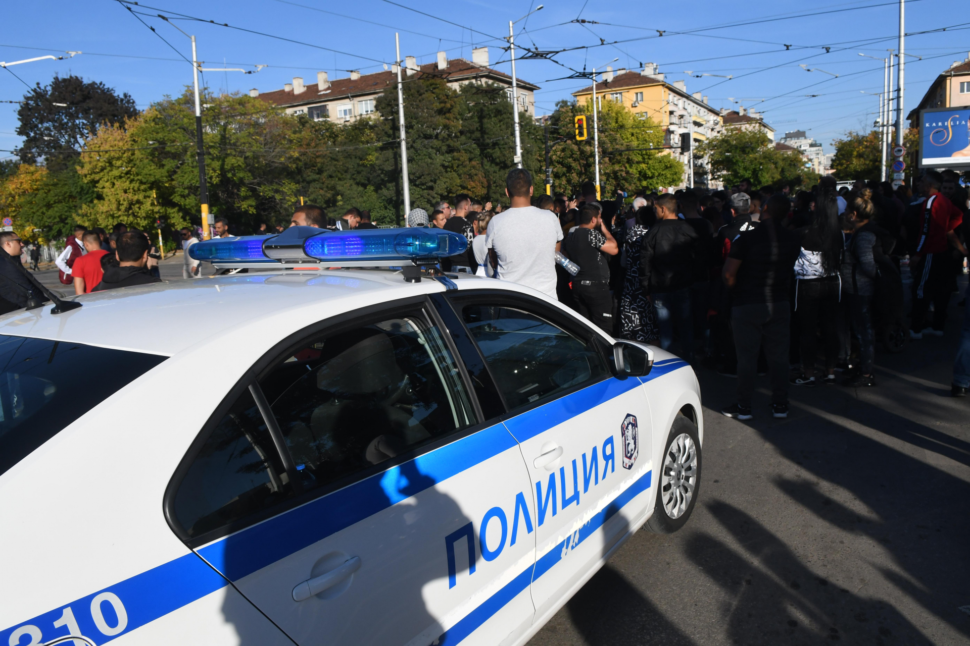 Роми блокираха възлово кръстовище след убийството на таксиметровия шофьор, почерня от полиция СНИМКИ