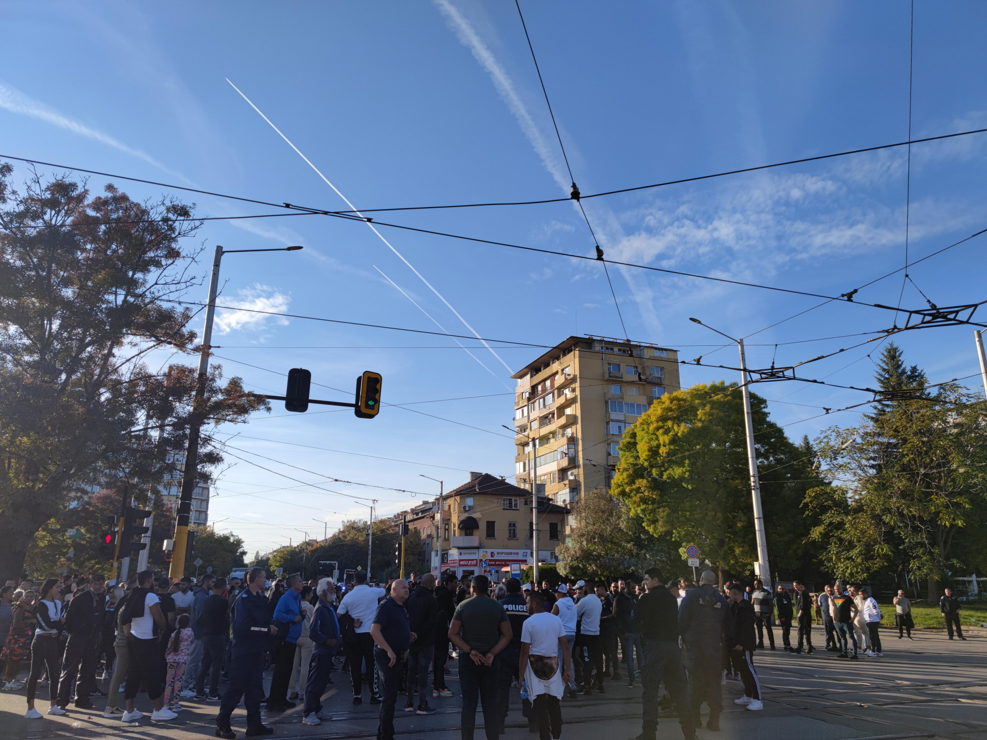 Роми блокираха възлово кръстовище след убийството на таксиметровия шофьор, почерня от полиция СНИМКИ