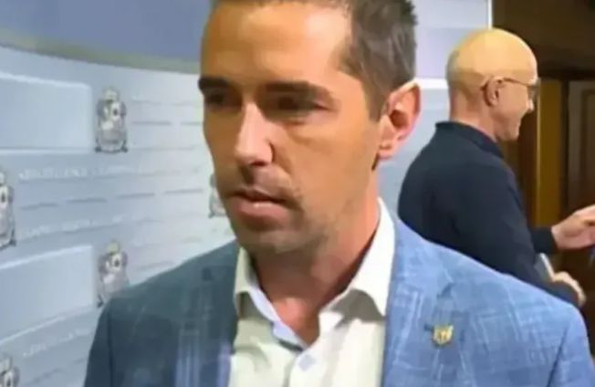 Пече се нов екшън с украинското знаме пред Столична община 