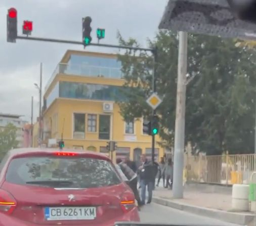 Брутално ВИДЕО 18+: Ново жестоко меле на кръстовище, двама пребиват повален мъж