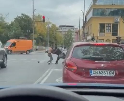 Брутално ВИДЕО 18+: Ново жестоко меле на кръстовище, двама пребиват повален мъж