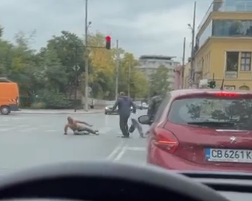 Брутално ВИДЕО 18+: Ново жестоко меле на кръстовище, двама пребиват повален мъж