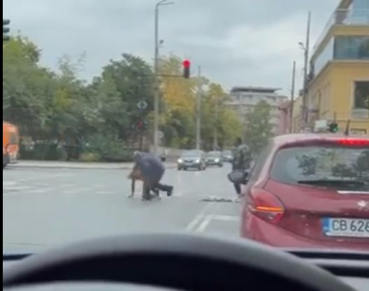 Брутално ВИДЕО 18+: Ново жестоко меле на кръстовище, двама пребиват повален мъж
