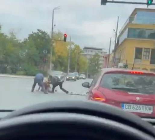 Брутално ВИДЕО 18+: Ново жестоко меле на кръстовище, двама пребиват повален мъж