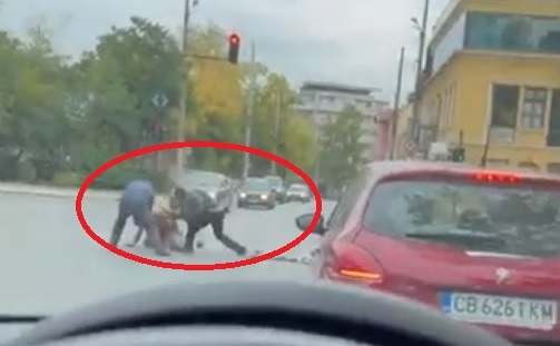 Брутално ВИДЕО 18+: Ново жестоко меле на кръстовище, двама пребиват повален мъж