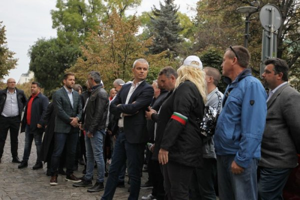 Пак екшън с "Възраждане" заради украинското знаме на Софийската община СНИМКИ
