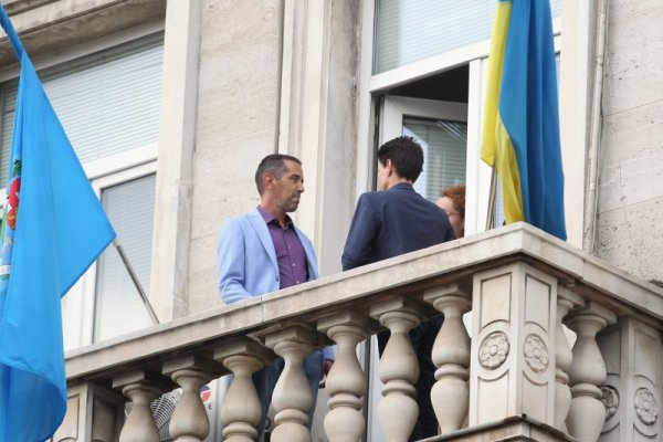 Пак екшън с "Възраждане" заради украинското знаме на Софийската община СНИМКИ