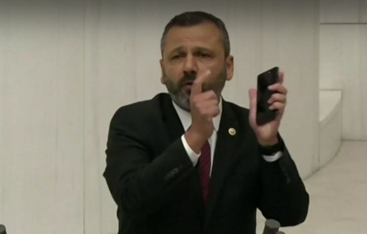 Депутат извади чук и разби телефона си, а причината е... ВИДЕО