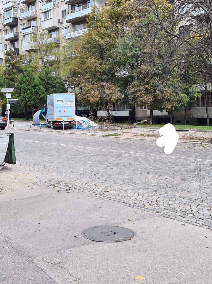 Огромна трагедия с 19-г момиче на спирка на градския транспорт в София СНИМКА 18+