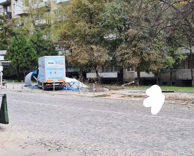 Огромна трагедия с 19-г момиче на спирка на градския транспорт в София СНИМКА 18+