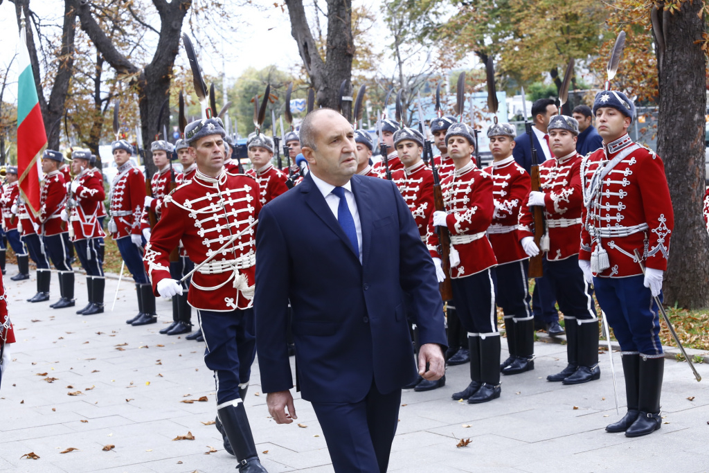 Мръсник! Той обяви война на Европа: Народът разпъна Радев на кръст СНИМКИ