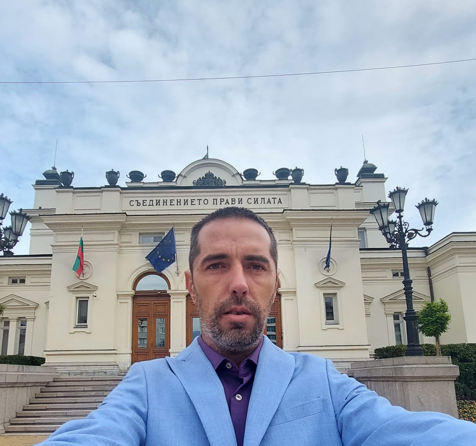 Нова акция подготвя съветникът, опитал да свали украинското знаме от общината СНИМКИ