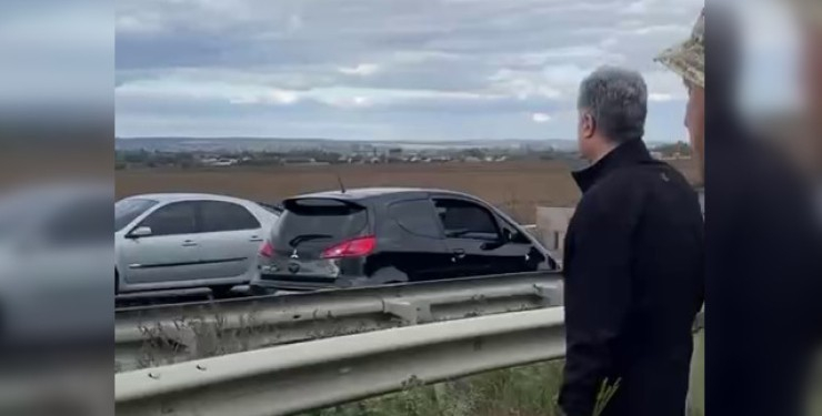 ВИДЕО от войната: Шофьор се втренчи в Порошенко и се блъсна в противотанково препятствие