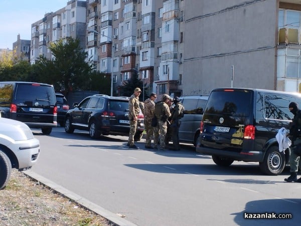 Поискаха „задържане под стража“ за барикадиралия се мъж в Казанлък