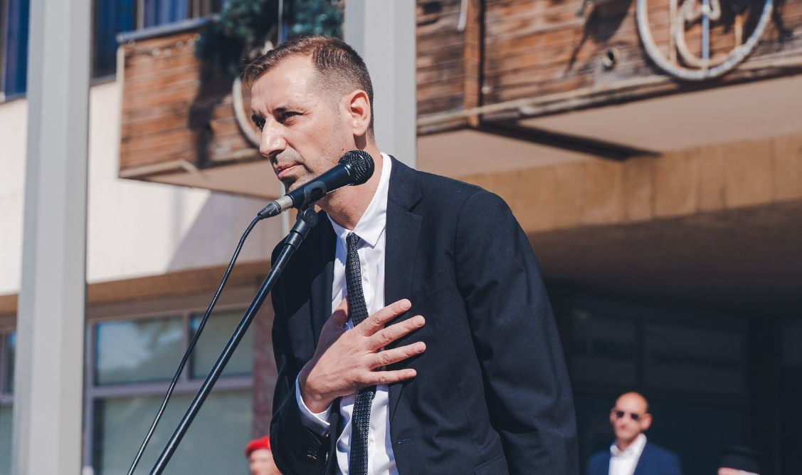 Кметът на Ямбол се изфука с нов „Мерцедес“ S-класа лимузина за близо 250 бона СНИМКА 