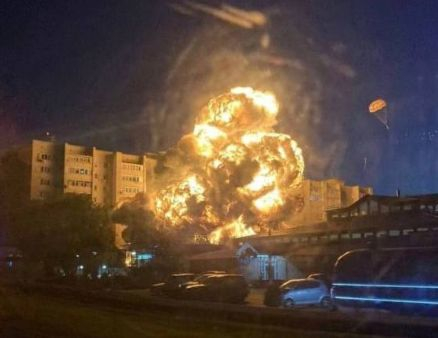 ВИДЕО показва как пилотите на Су-34 се катапултират секунди преди да се разбие 