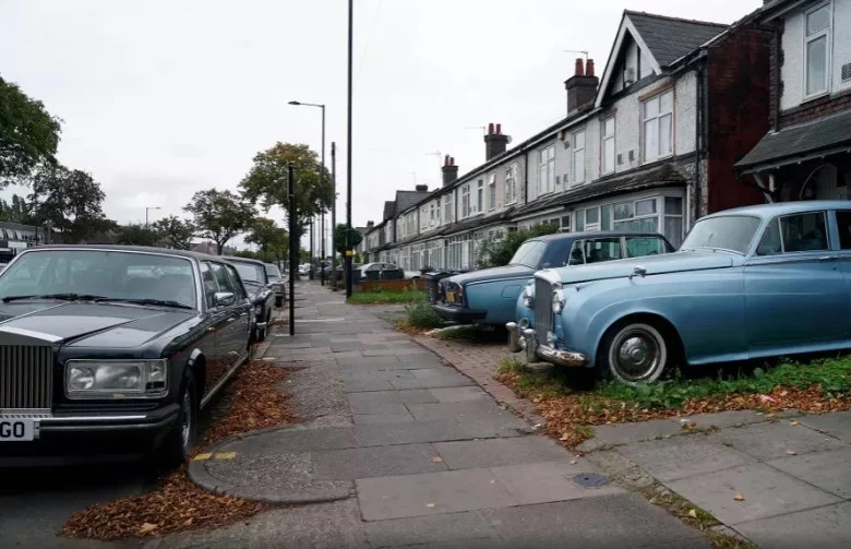 Откриха колекция от над 100 класически коли директно на улицата в гадно гето 