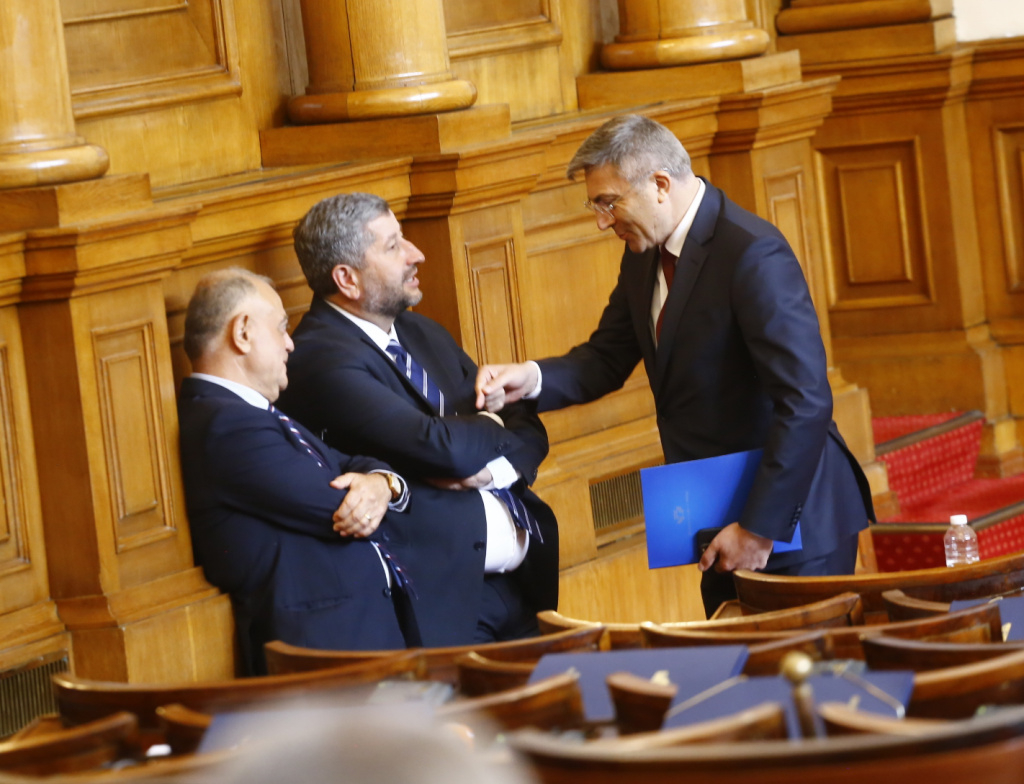 Мнозинство в парламента няма, но ДБ се активизираха и...