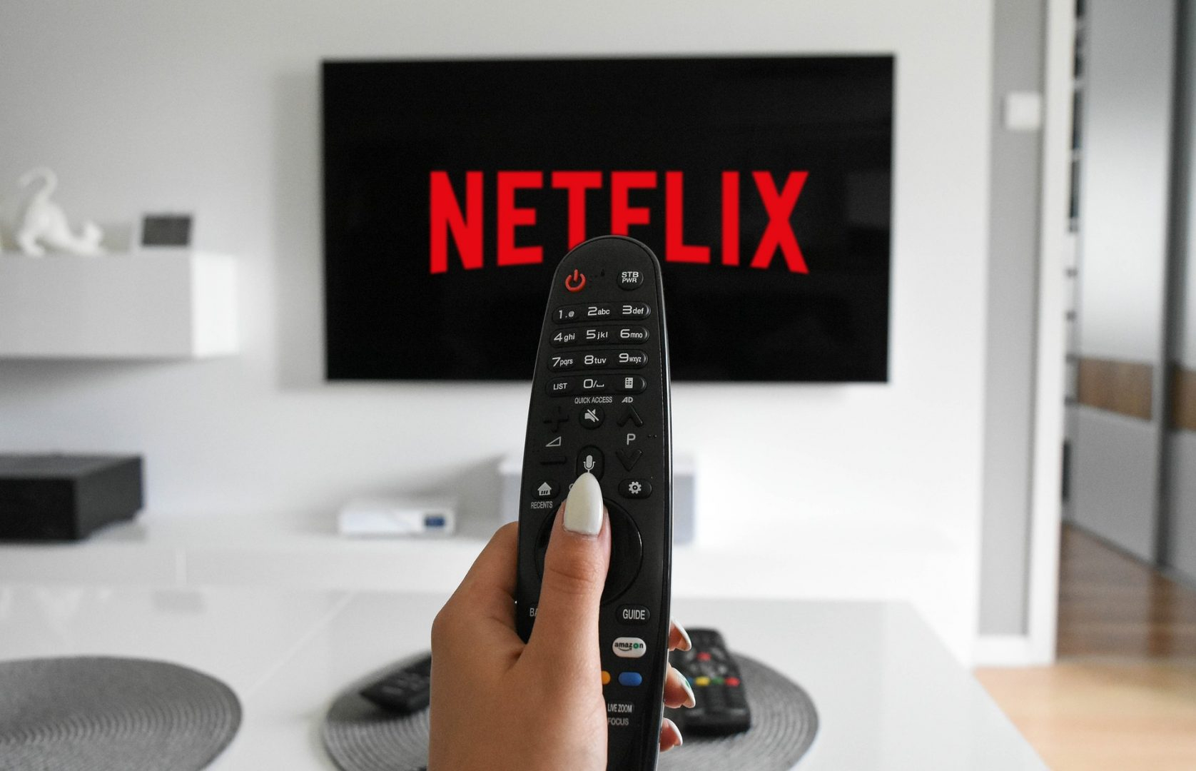 Кризата удари и Netflix, въвежда такса за...