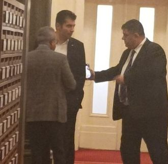 Кирил Петков и Йордан Цонев в опасна близост в кулоарите на НС, говориха за... СНИМКИ 