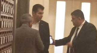 Кирил Петков и Йордан Цонев в опасна близост в кулоарите на НС, говориха за... СНИМКИ 