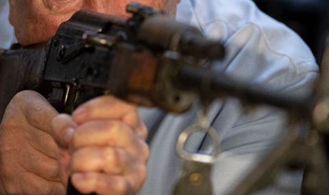 Ченге, стреляло с „Калашников“ по плажуващи в Китен след оргия с проститутки и алкохол, стана депутат