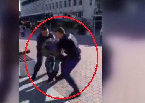 Брутален арест посред бял ден потресе цяла Варна, всички са в шок ВИДЕО