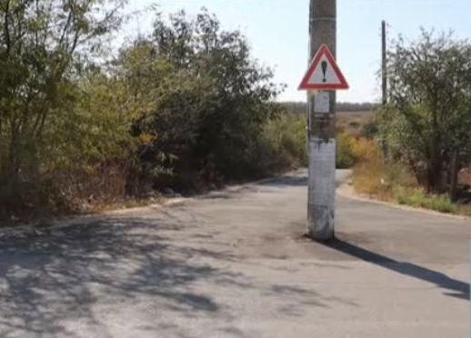 Такова асфалтиране не сте виждали! По средата на кръстовище се мъдри... СНИМКИ